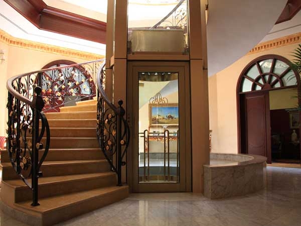 家用電梯安裝完畢